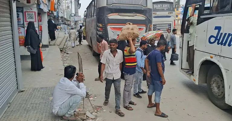 কর্মস্থলে ফিরছে মানুষ